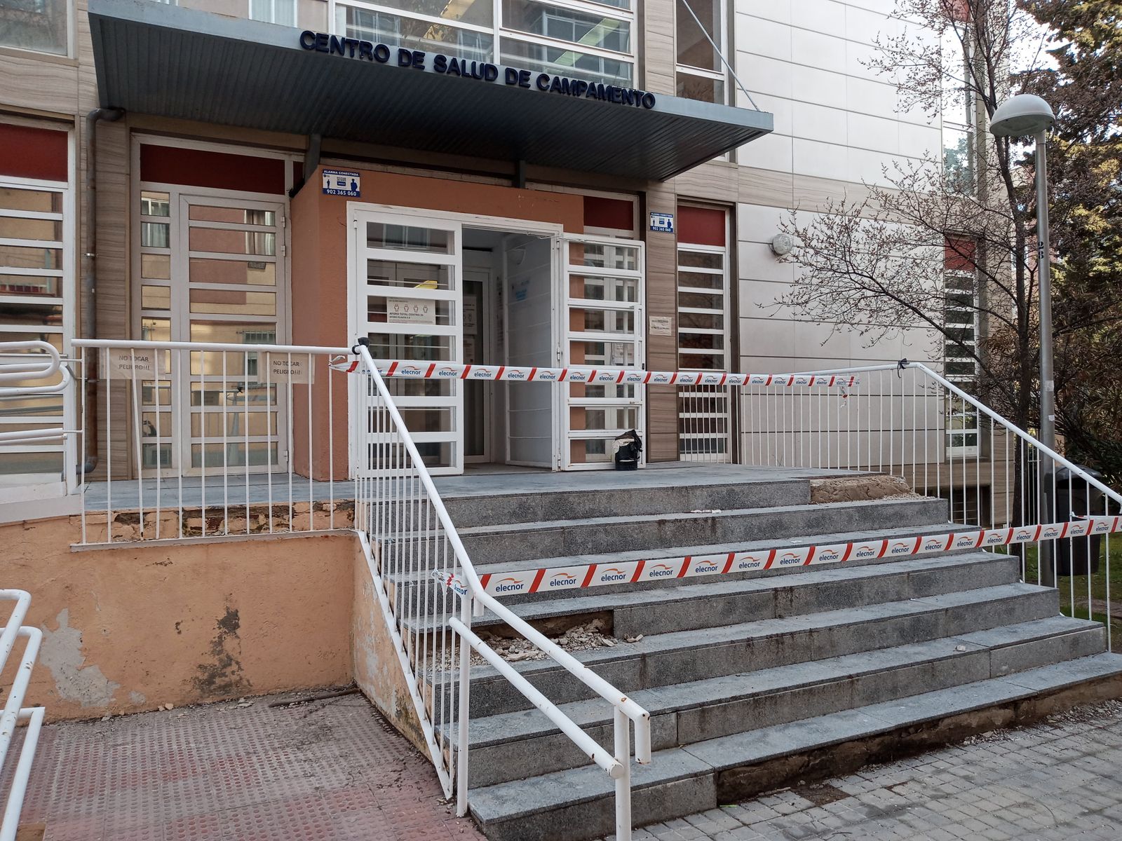 Escaleras precintadas de acceso al centro de salud de Campamento