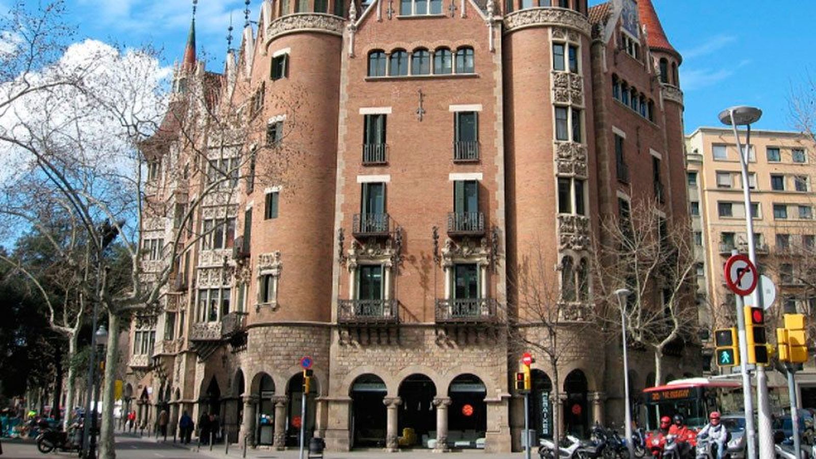 La Guardia Civil registra el 'Diplocat' por los pagos a los observadores del 1-O