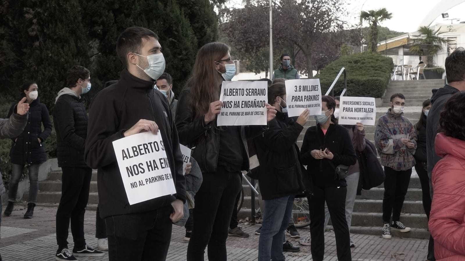 Concentración frente a la Junta de Hortaleza por el aparcamiento de Mar de Cristal