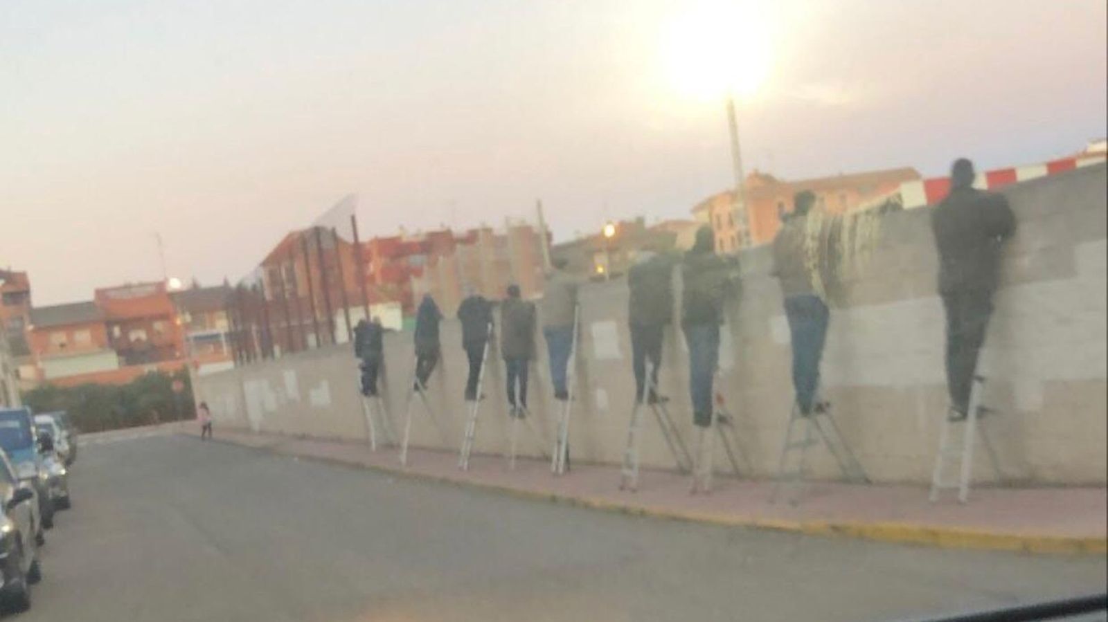 Padres encaramados en una pared