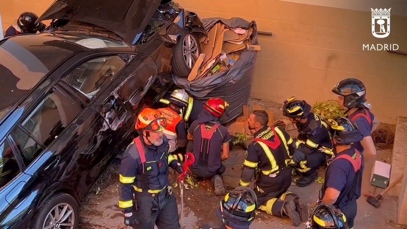 Un coche se empotra contra un supermercado en San Blas