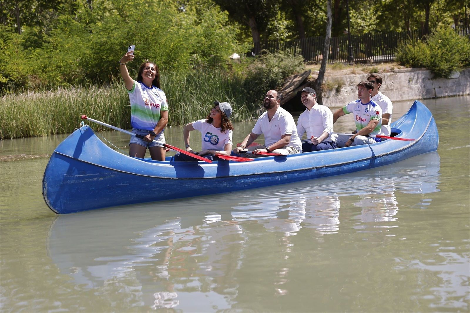 Ayuso celebra medio siglo de piragüismo en el Tajo de Aranjuez