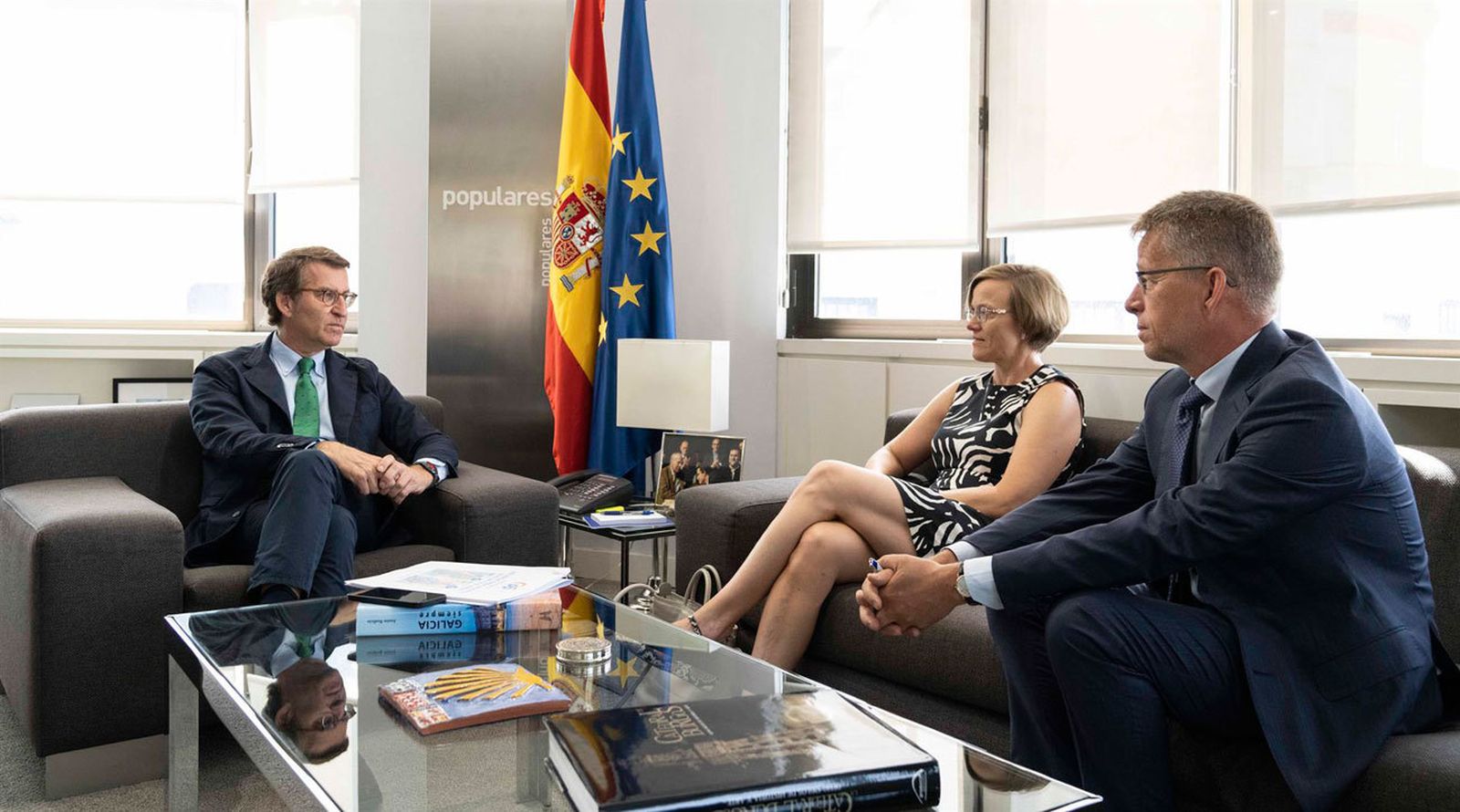 Feijóo garantiza a los embajadores de Suecia y Finlandia el apoyo del PP a su ingreso en la OTAN