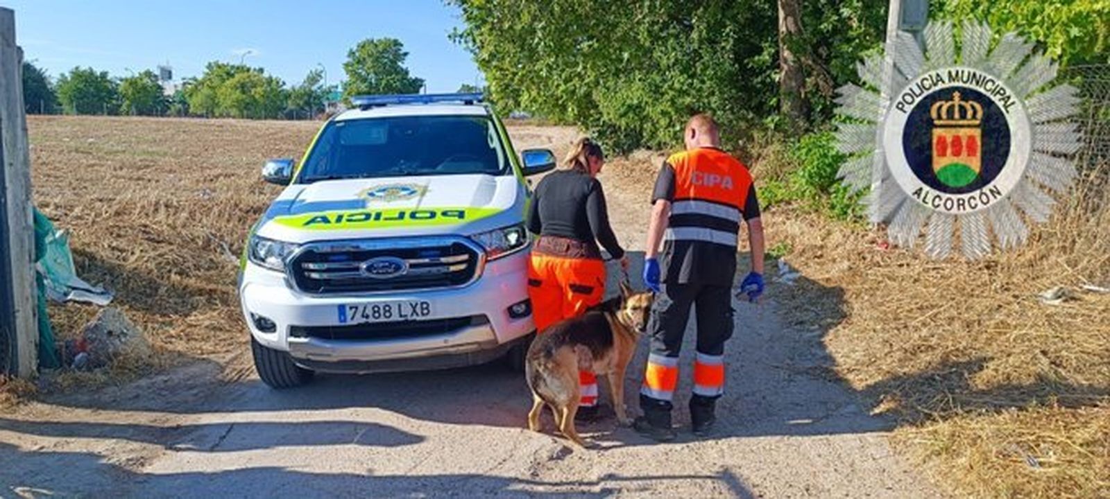 Policías municipales de Alcorcón con el pastor alemán abandonado