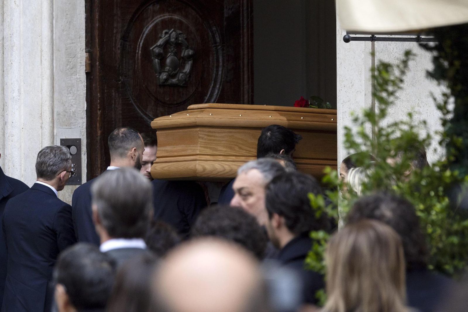 El ataúd de Valentino llega a la capilla ardiente