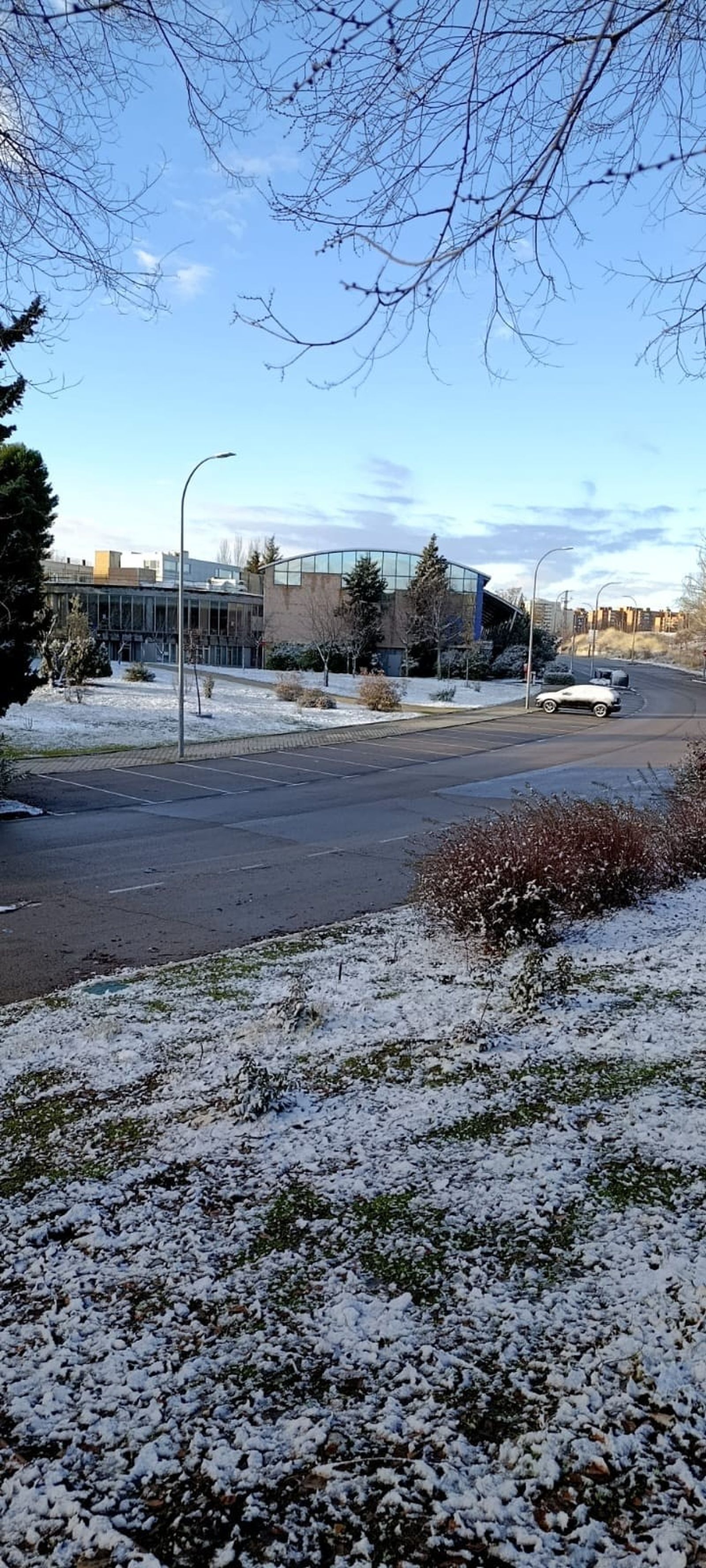 Mañana soleada y con nieve en Vallecas