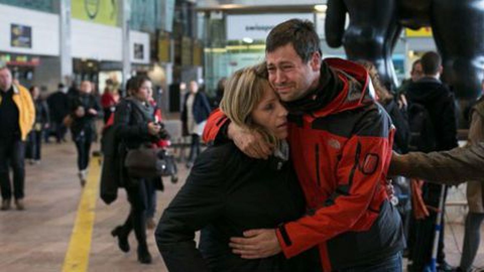 Unos 150 familiares de víctimas reciben atención e información en El Prat