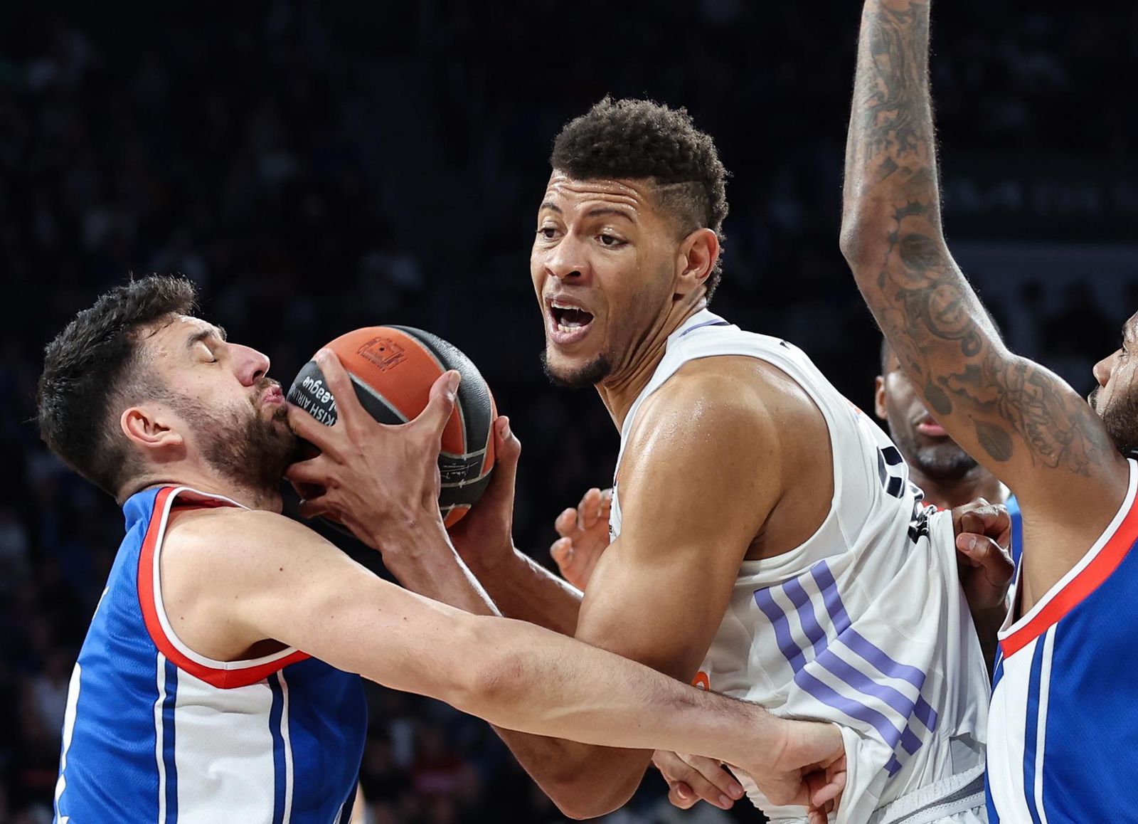 Tavares ante el Efes