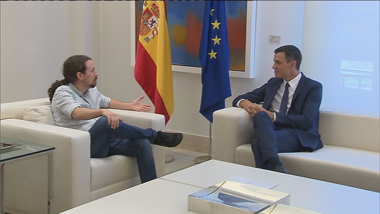 Sánchez recibe a Iglesias para buscar su apoyo en la investidura