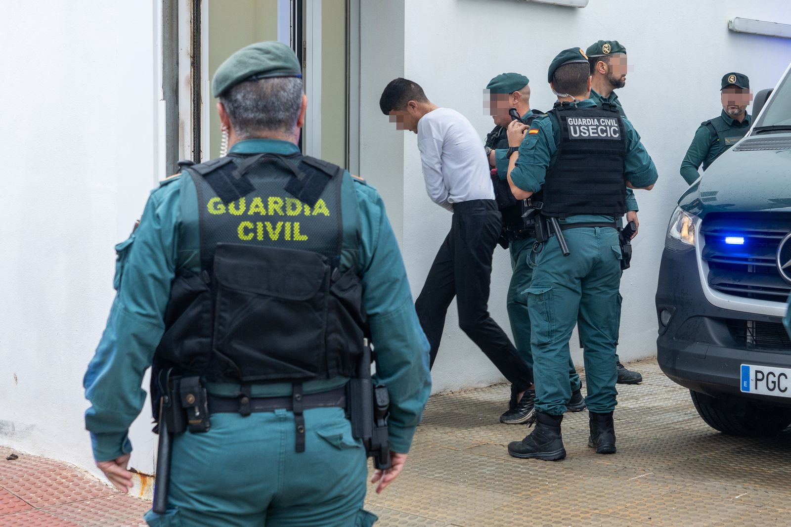 Uno de los detenidos llegan a los juzgados  en Barbate, Cádiz