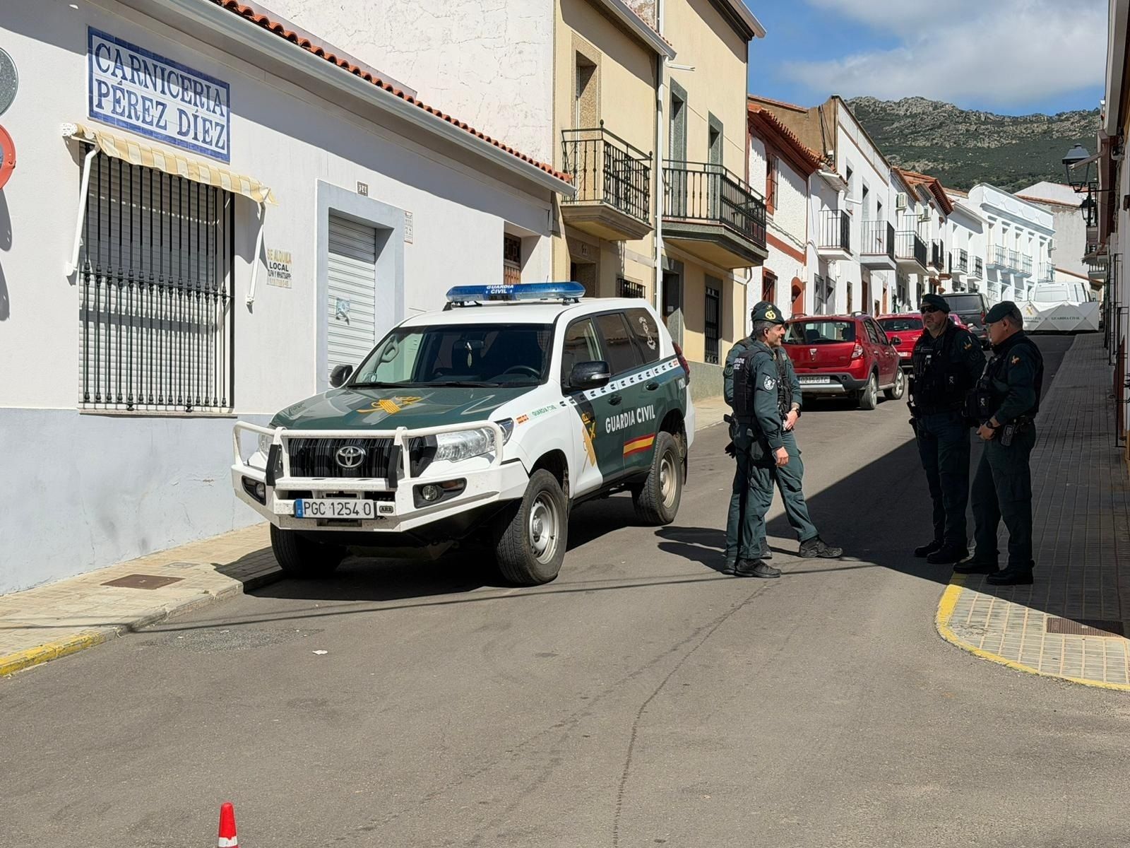 Agentes de la Guardia Civil en Hornachos (Badajoz)