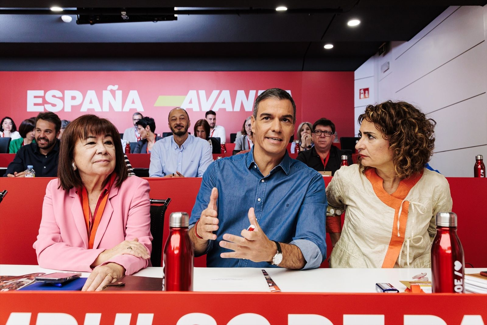 Pedro Sánchez habla con María Jesús Montero ante Cristina Narbona