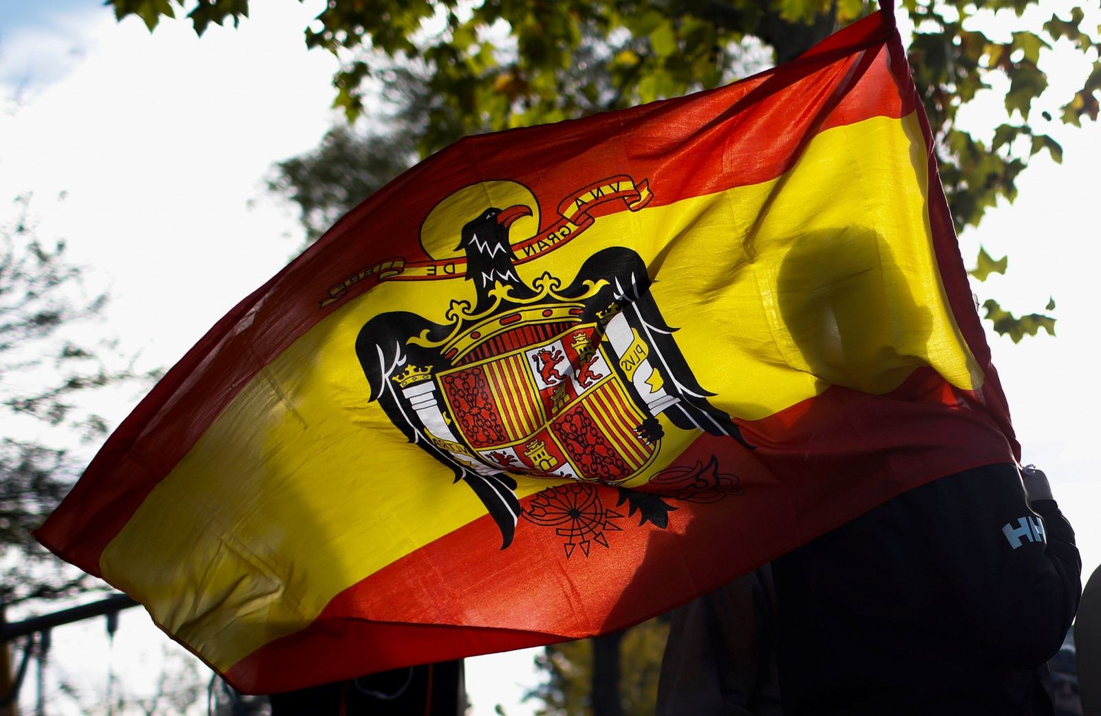 Una bandera española preconstitucional en el cementerio de El Pardo-Mingorrubio