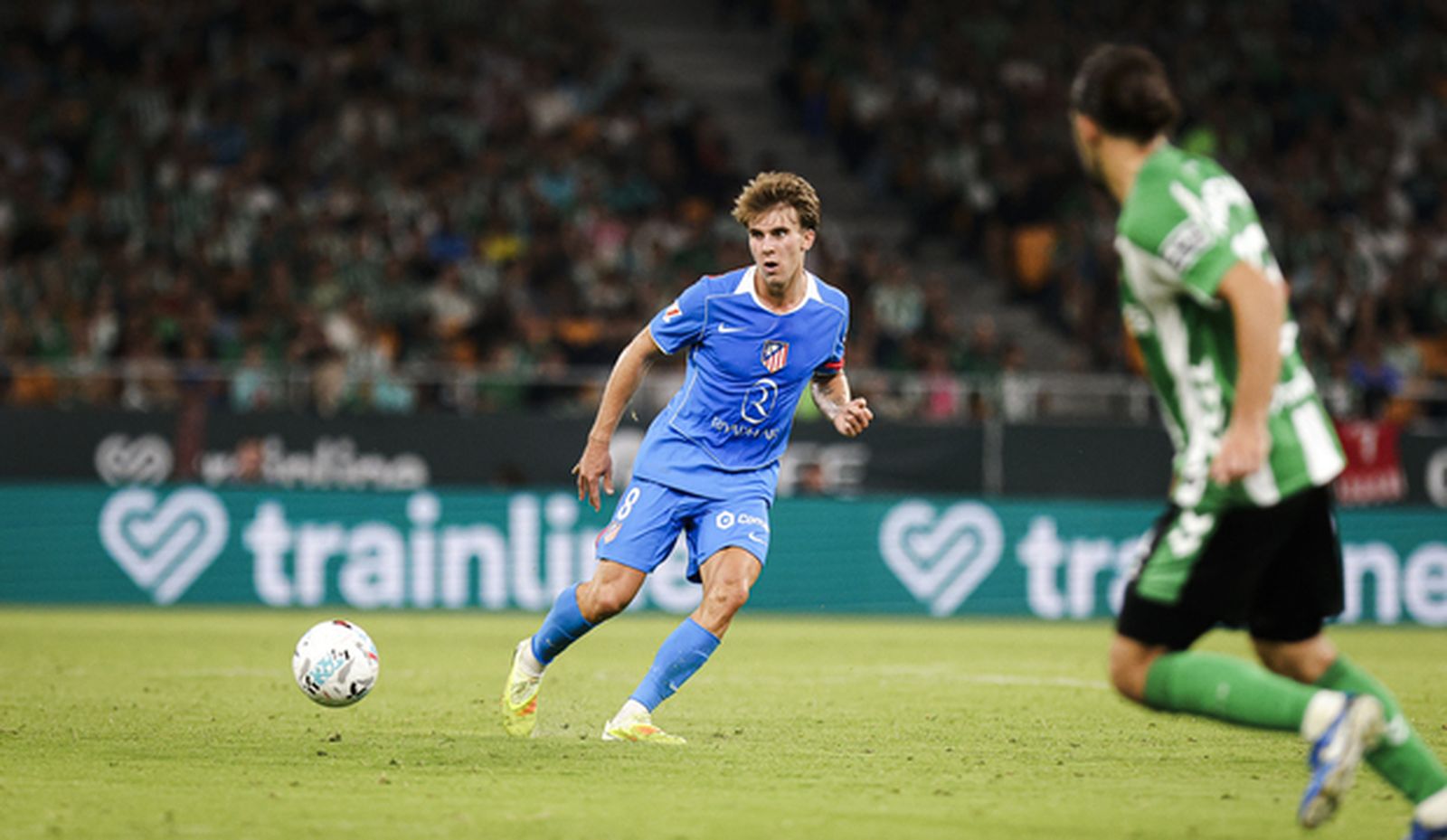 Pablo Barrios ante el Betis