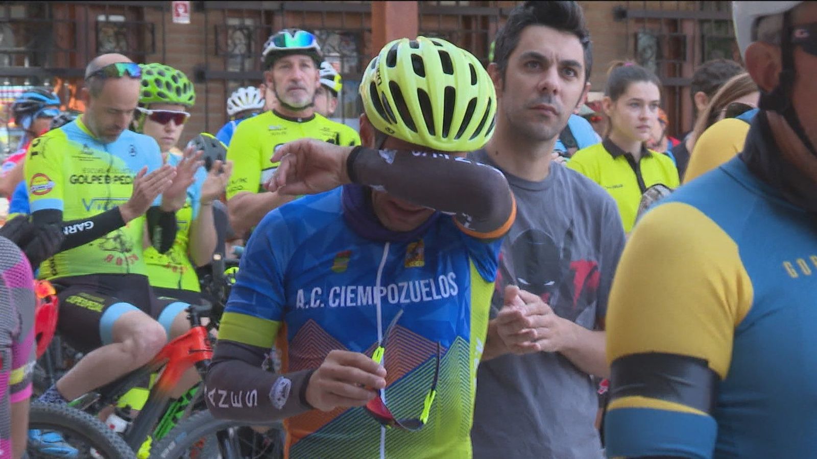 Ciempozuelos llora y homenajea a Juan, vecino arrollado cuando montaba en bicicleta