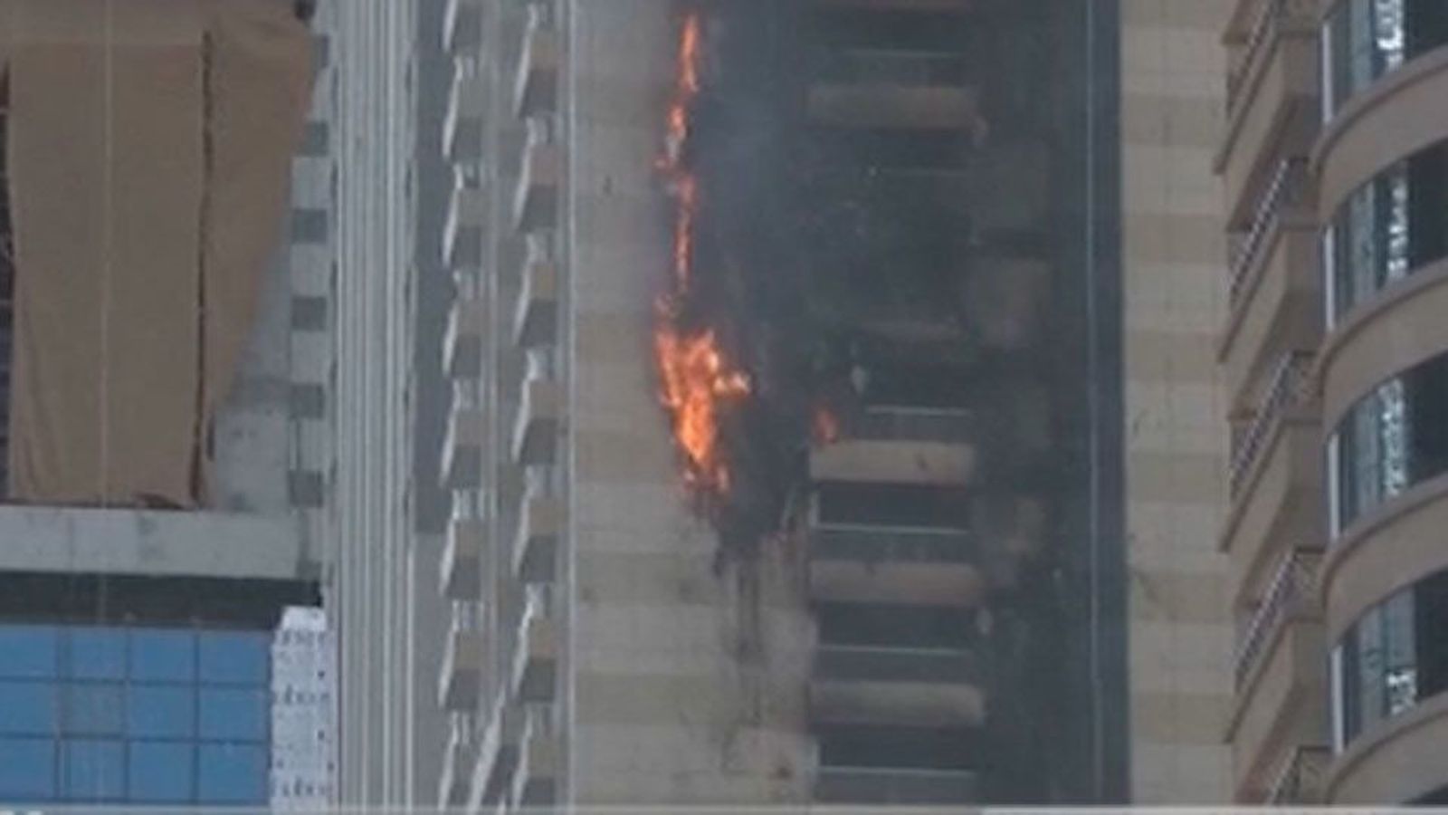 El incendio en un rascacielos de lujo en Dubái, controlado y sin víctimas