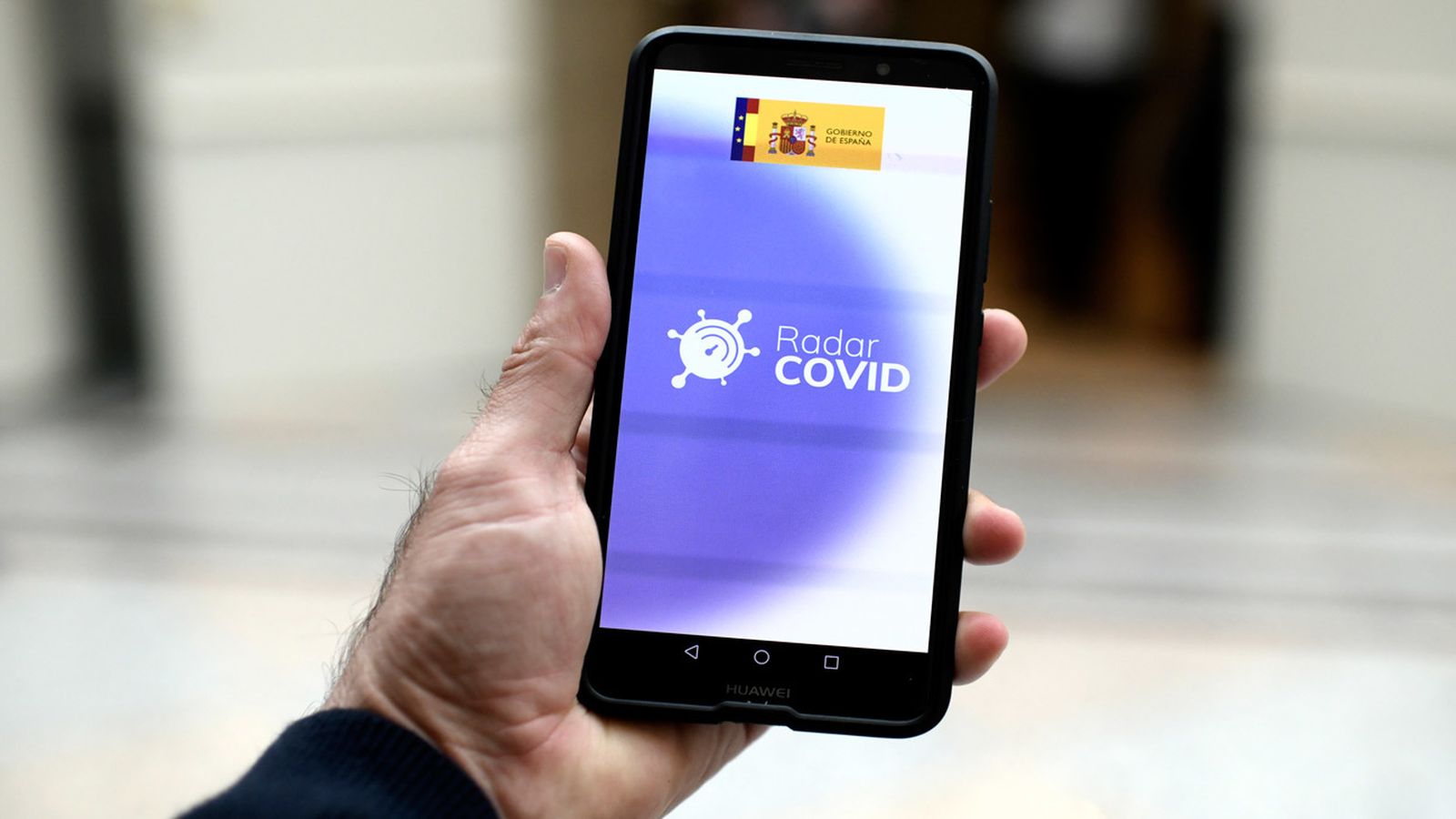 Una persona utiliza desde su teléfono móvil la aplicación ‘Radar Covid’, en Madrid