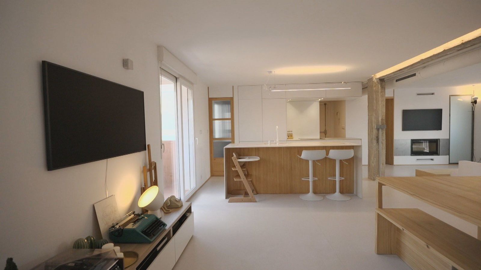 Un hogar con alma en Madrid: Dos casas unidas por la memoria familiar y una viga hormigón