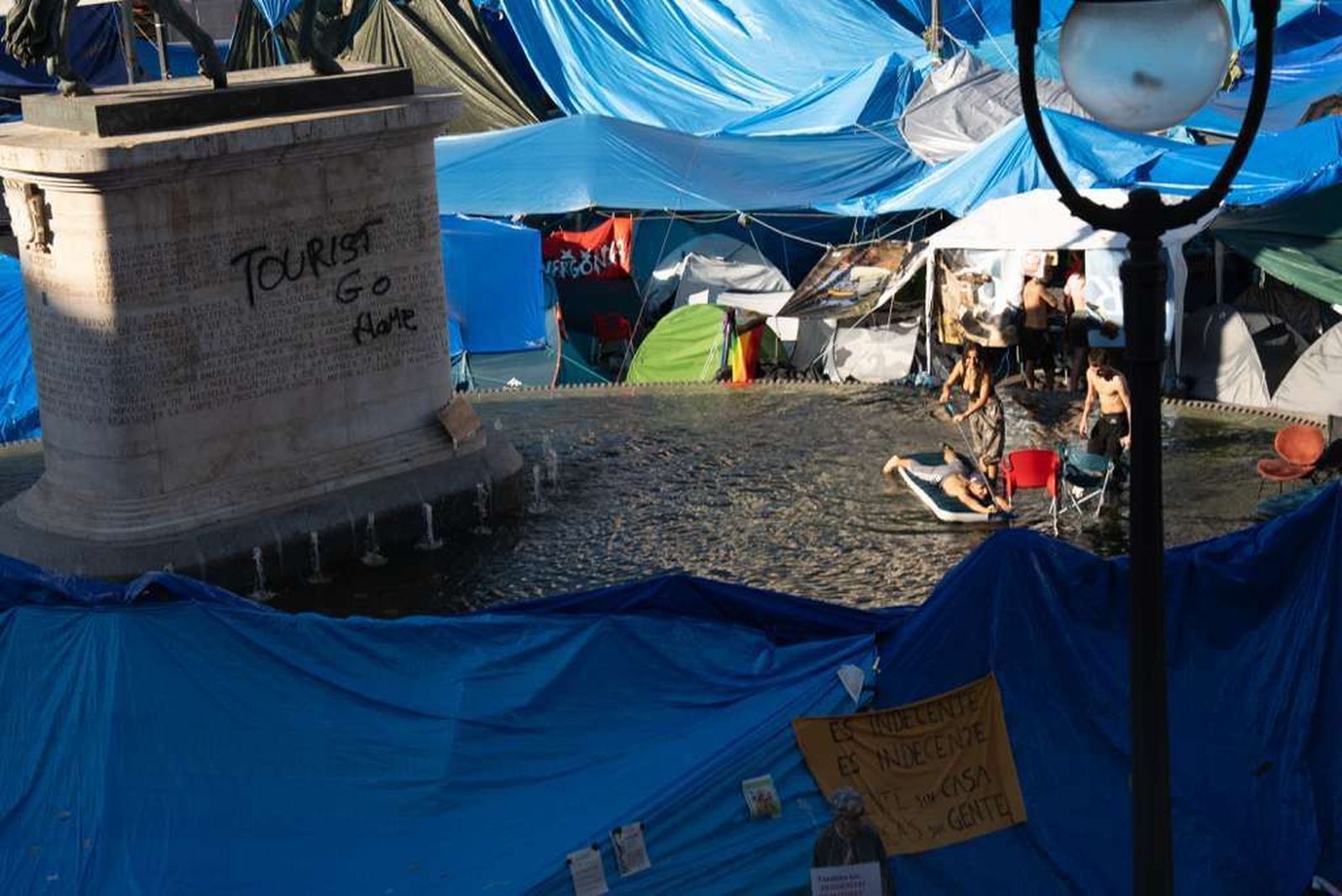 Acampados de Sol usan la fuente como parque acuático