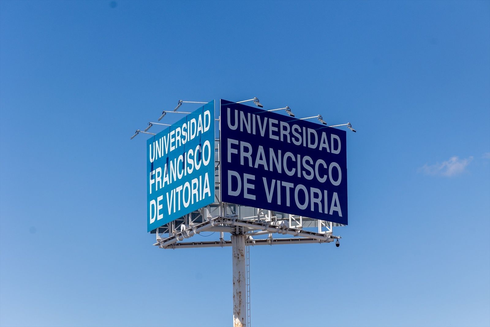 Rótulo en el campus de la Universidad Francisco de Vitoria, en Pozuelo de Alarcón