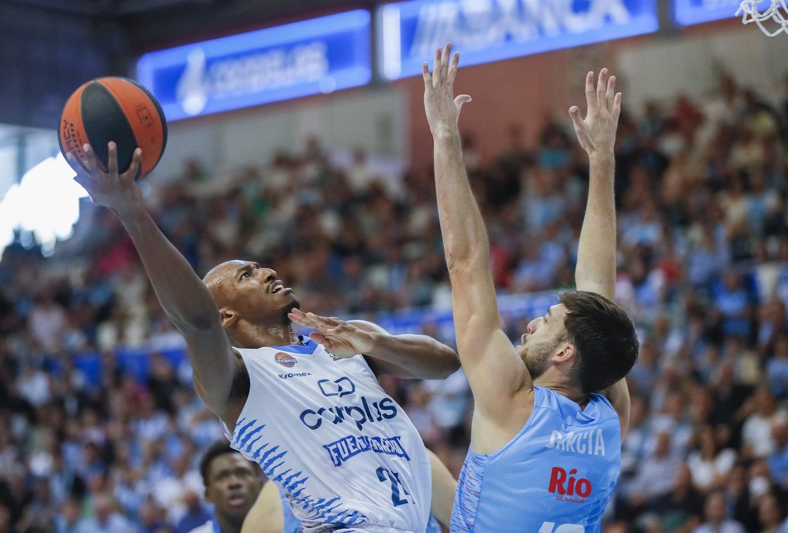 El jugador del Rio Breogán Sergi Garcia  lucha por el balón con Lasan Kromah, del Baloncesto Fuenlabrada