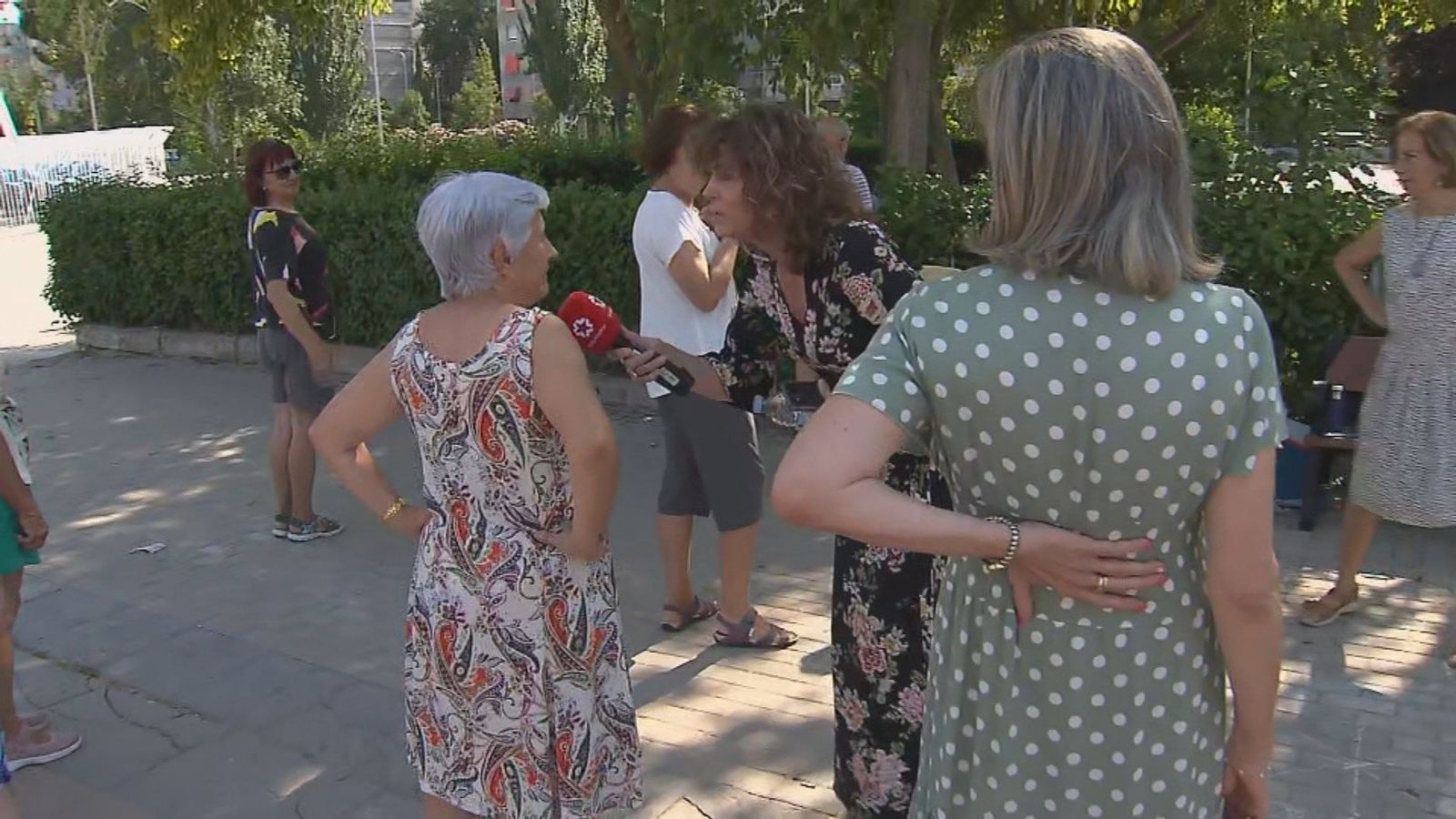 Bailar con 'la fresca' en los parques de Madrid, el remedio de unas señoras para vencer el calor