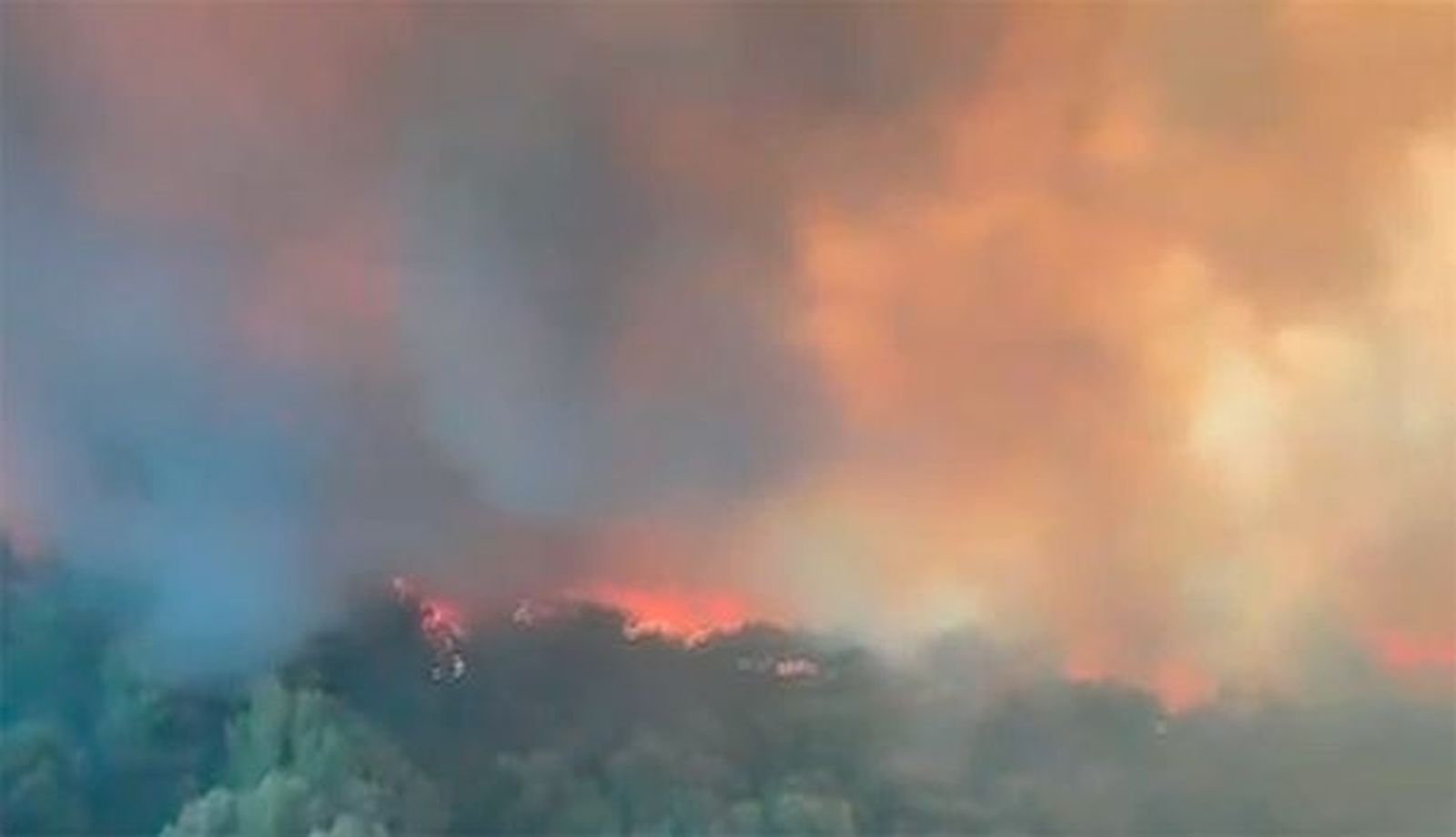 Un incendio en La Utrera (León) obliga a desalojar dos poblaciones y confinar otras dos