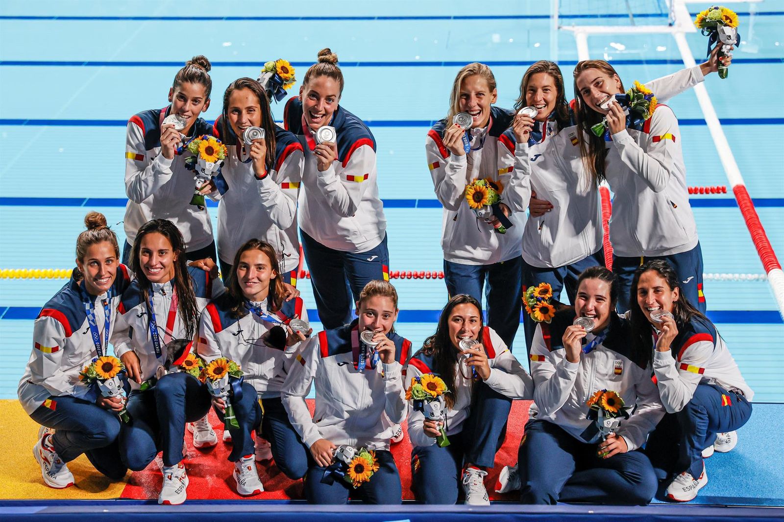 Las jugadoras españolas de waterpolo femenino celebran tras conseguir la medalla de plata