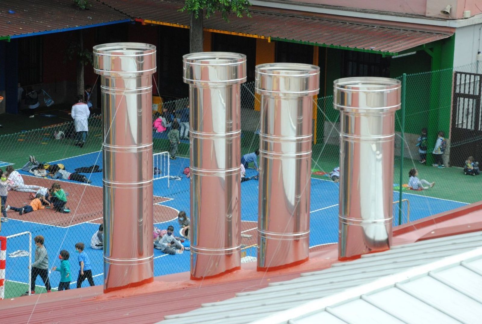 Chimeneas de cocinas fantasma junto al colegio público Unamuno de Madrid