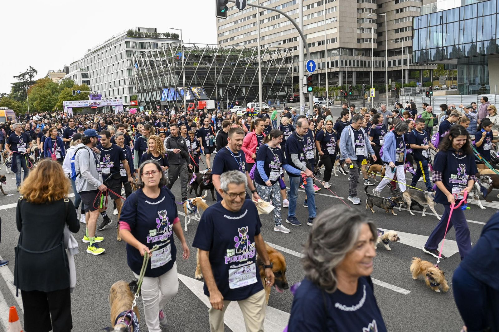 Más de 5.000 mascotas y sus dueños corren la Perrotón en homenaje a los perros policía