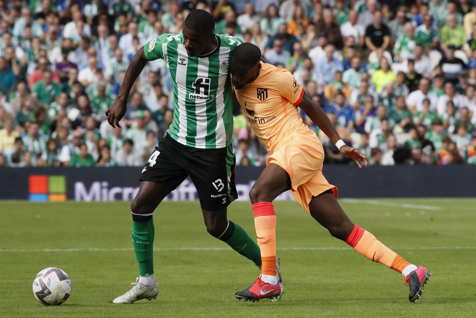 William Carvalho pelea una posesión con el centrocampista del Atlético de Madrid Kondogbia