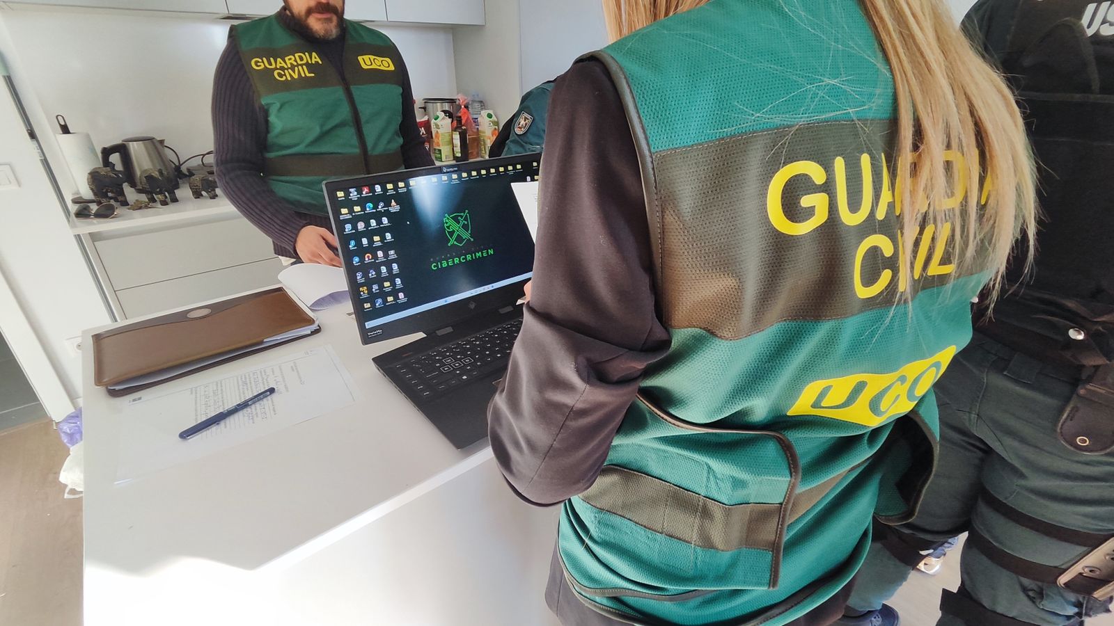 Agentes de la UCO de la Guardia Civil durante la operación desarrollada en España