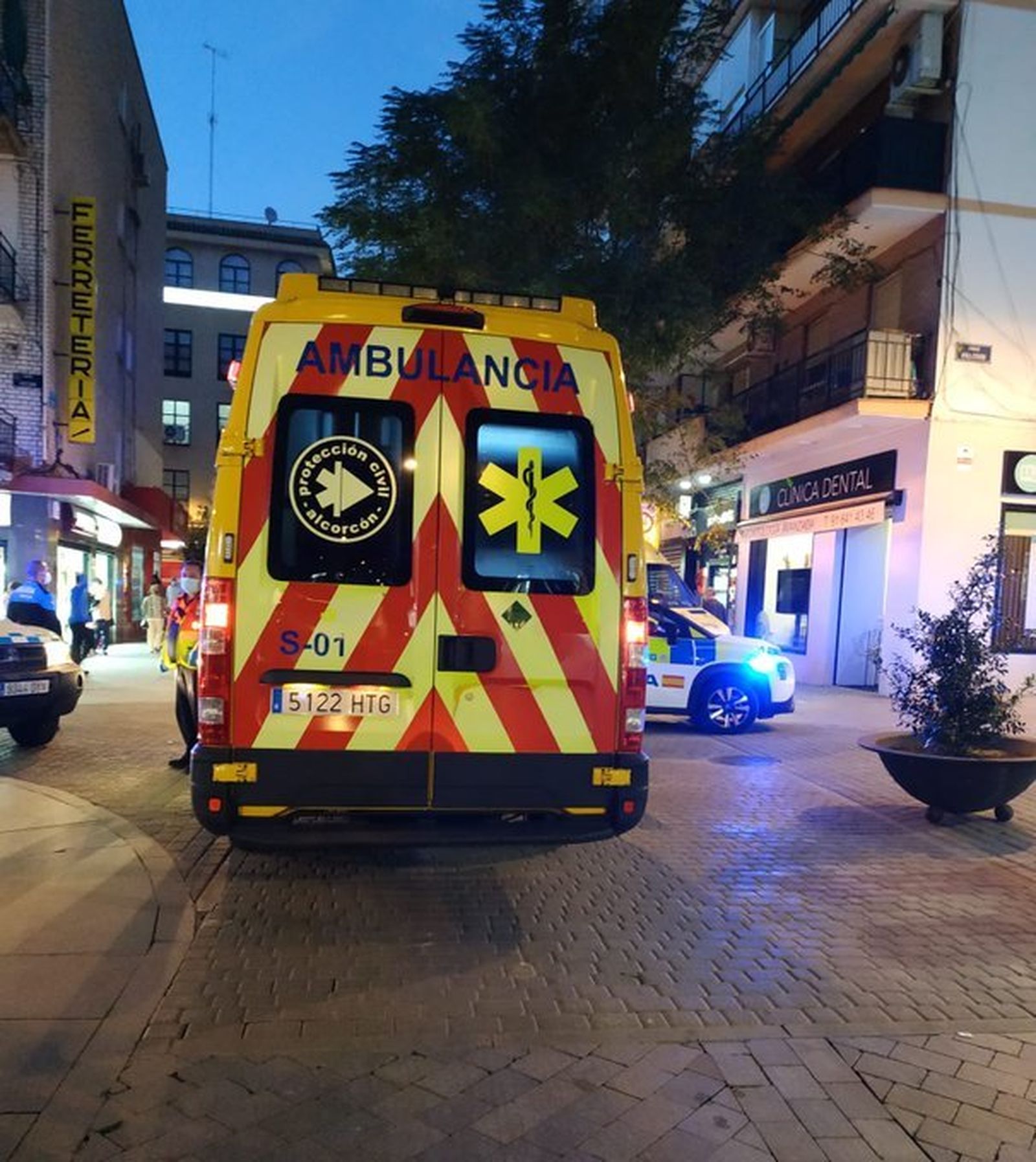 Herido un hombre en Alcorcón tras caerle la rama de un árbol en la calle Mayor