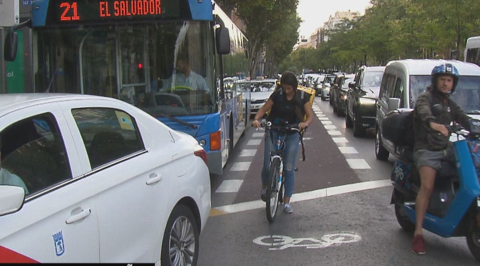 El Ayuntamiento aprueba las obras del carril bici en la Castellana y 83 millones para renovar la EMT