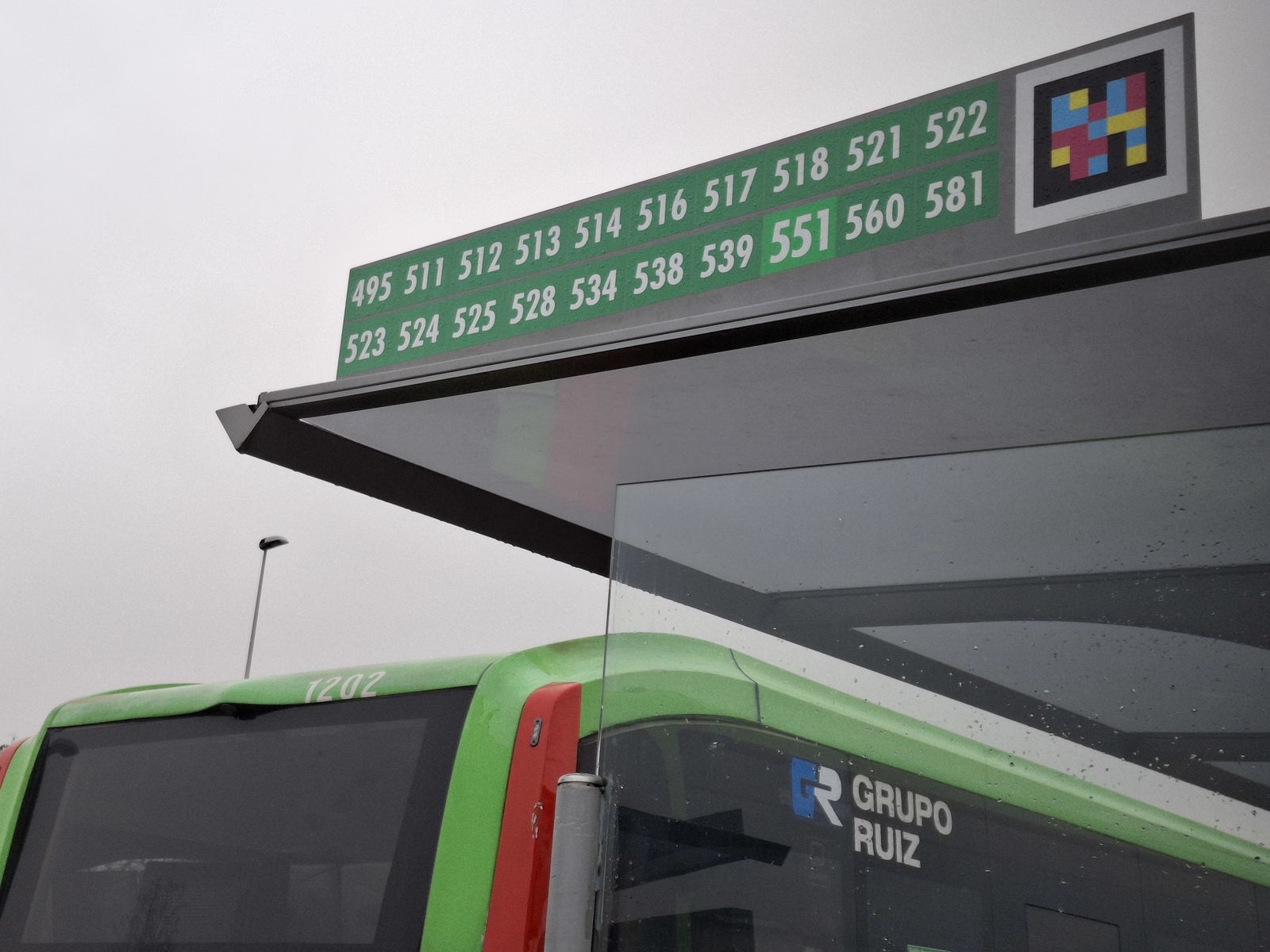 Parada de la línea 495 en Cuatro Vientos compartida con otras 19 líneas de autobuses interurbanos