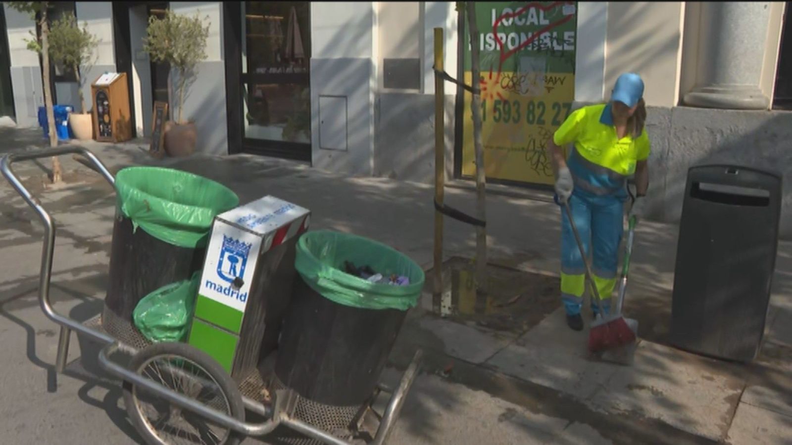 Los barrenderos de Madrid dejan de trabajar estos días por la tarde por el calor extremo