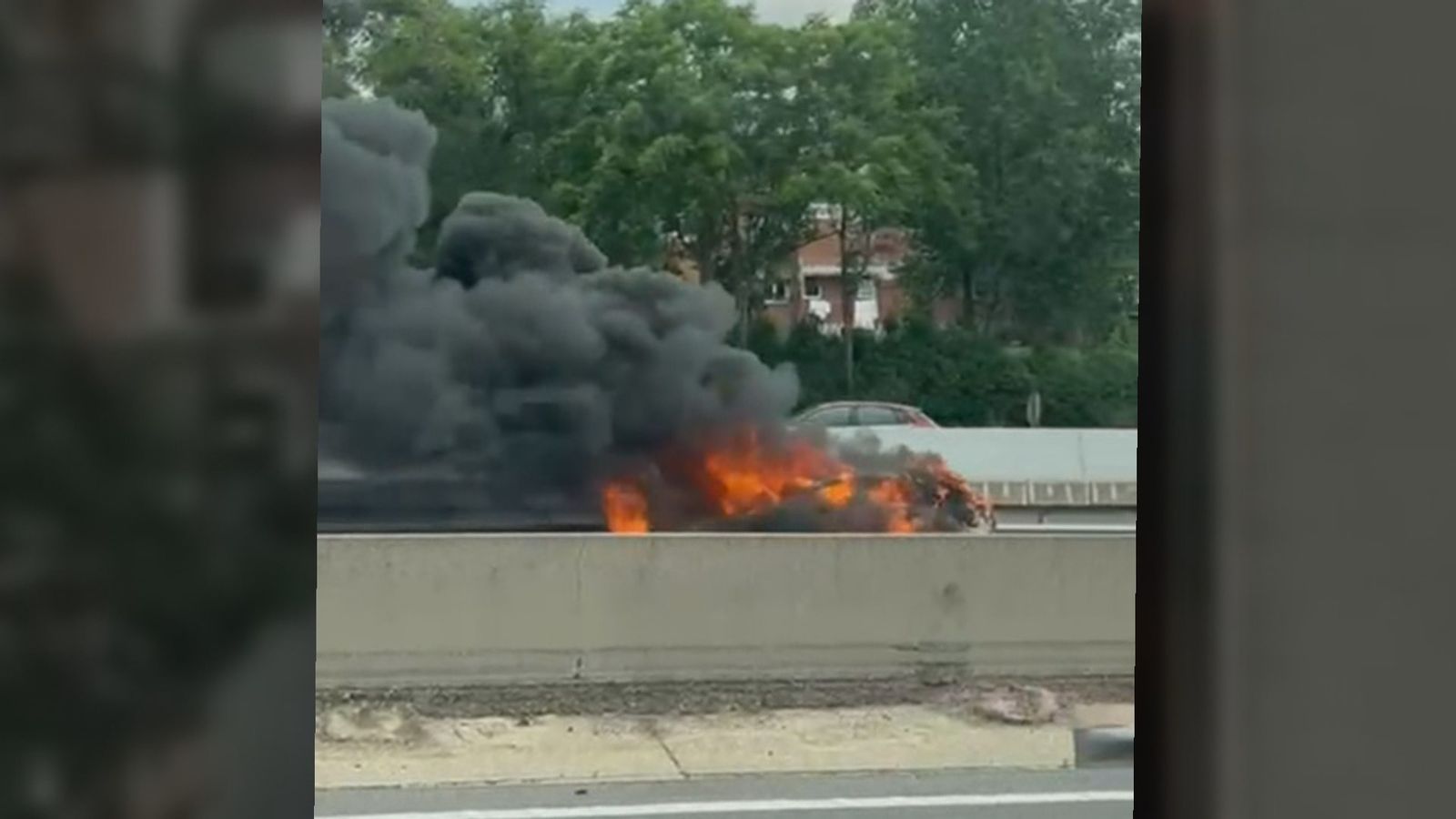 Retenciones en la M-30 por el incendio de un coche en Ciudad Lineal