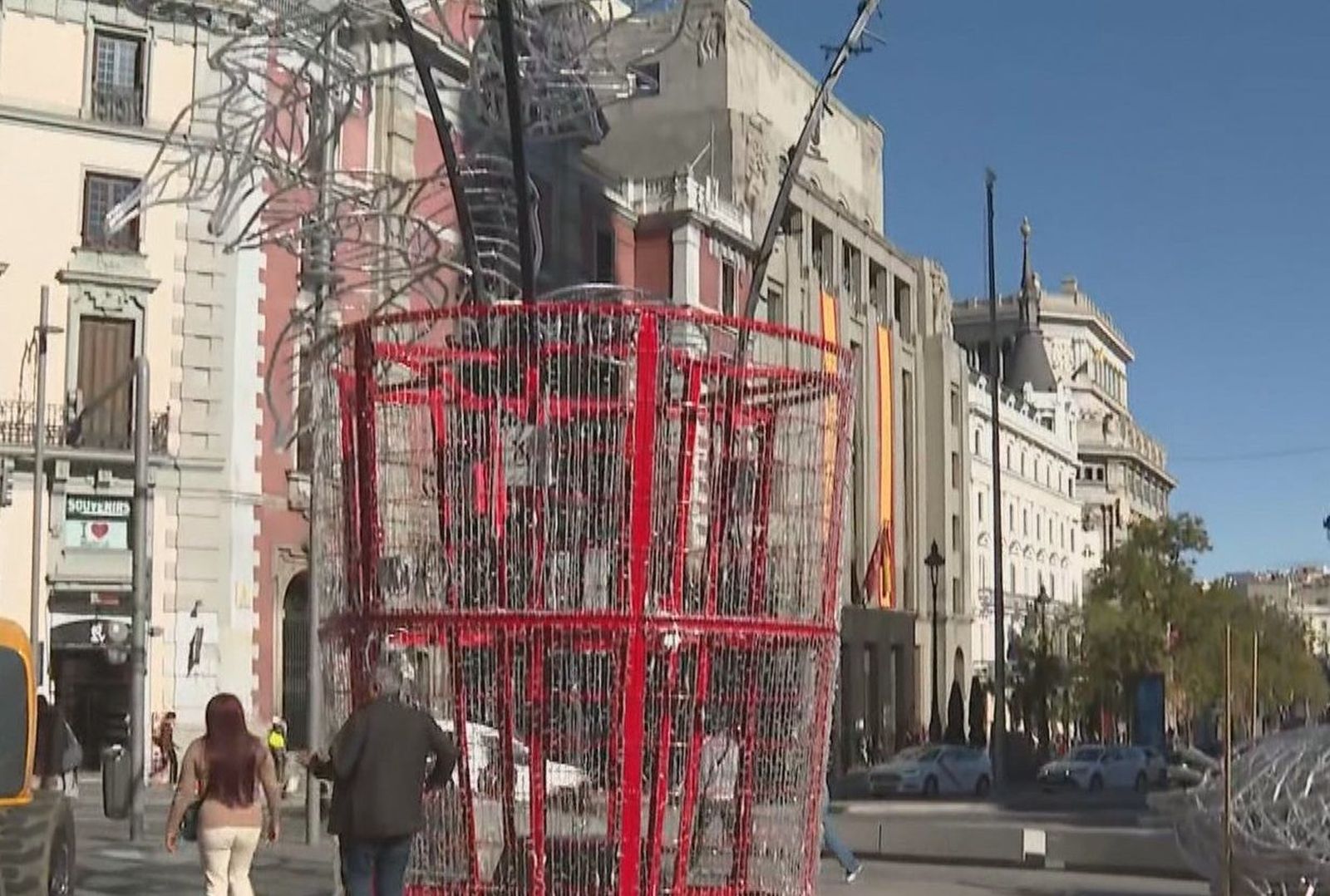 Novedades Navidad en Madrid: una enorme Flor de Pascua en la esquina de Alcalá y Gran Vía