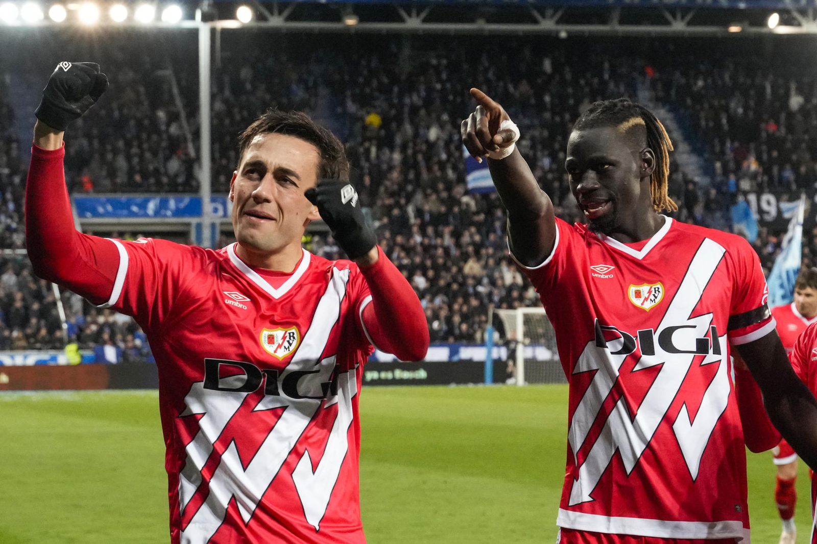 Pedro Díaz y Pathé Ciss celebran un gol en Mendizorroza
