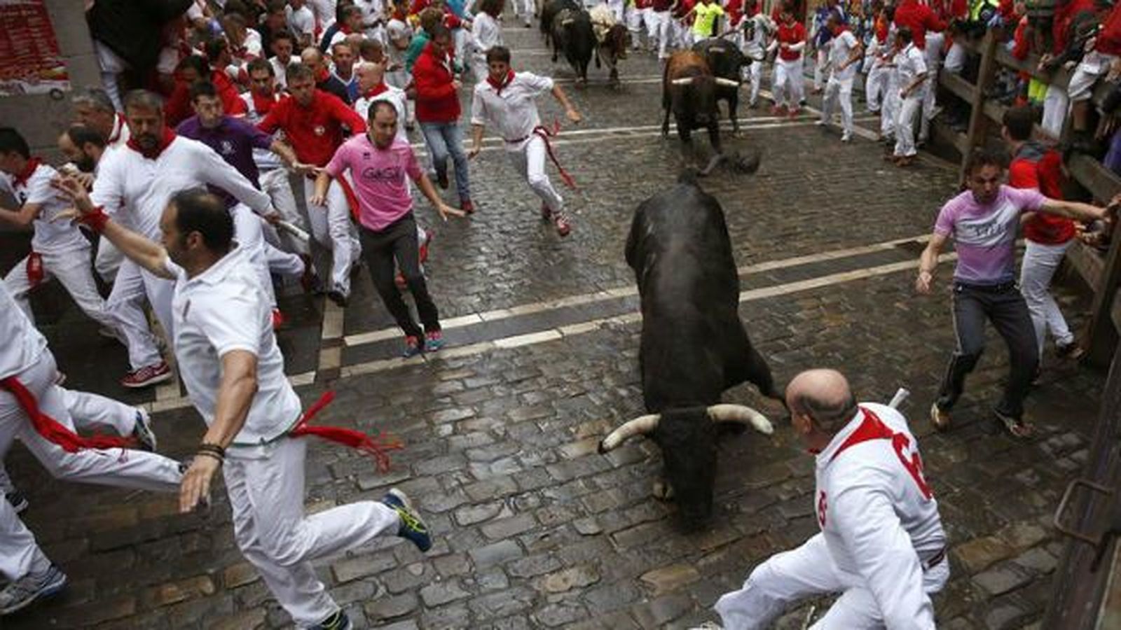 Encierro rápido de los toros de Núñez del Cuvillo, con un corneado en la plaza del Ayuntamiento