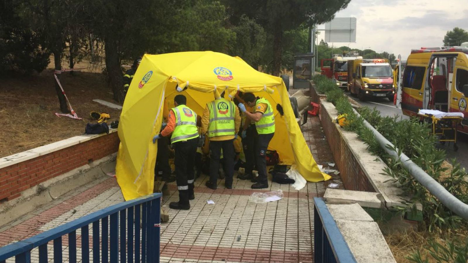 Pierde el control del vehículo y, tras chocar contra una mediana, acaba volcado en la parte peatonal