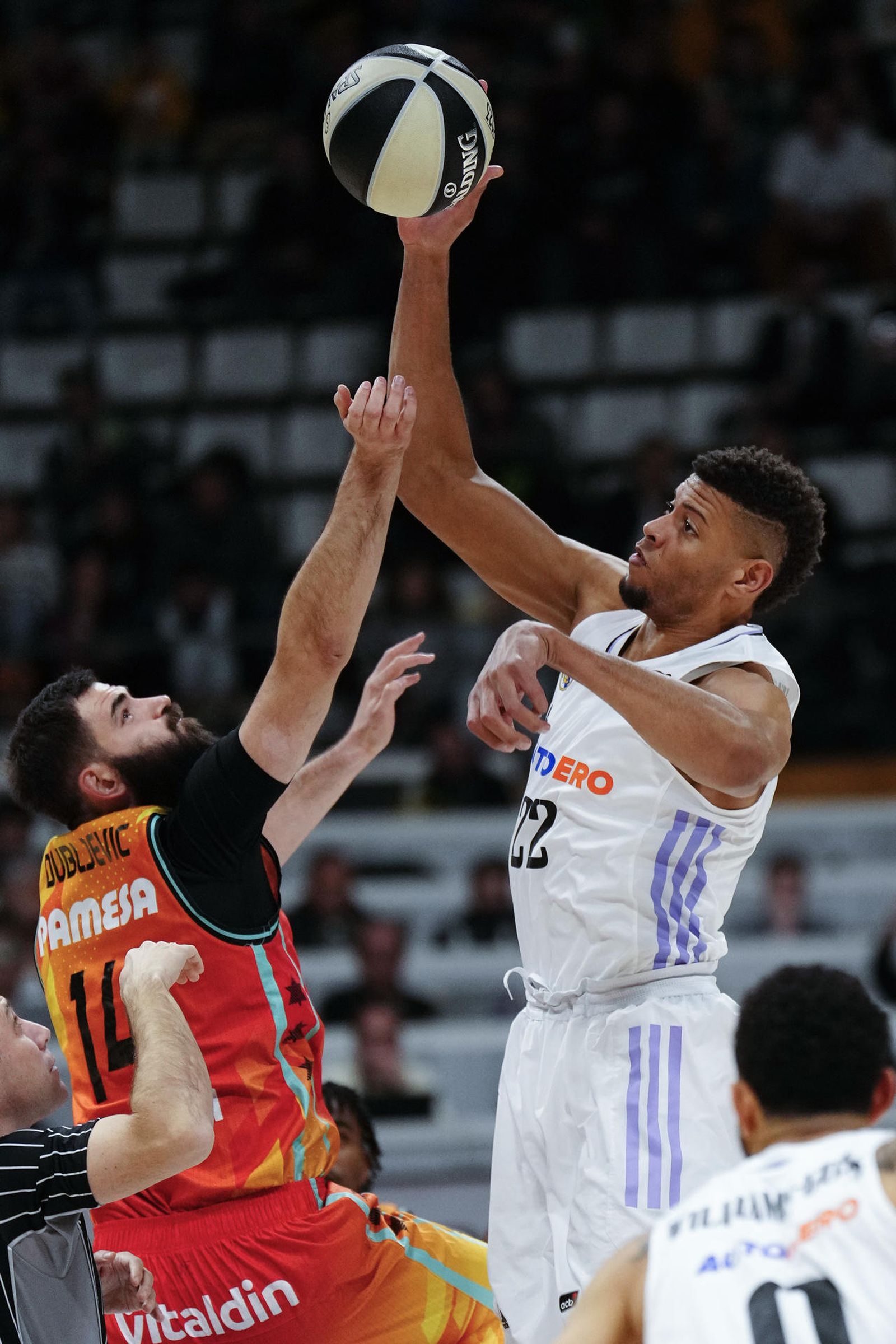 Tavares ante el Valencia Basket