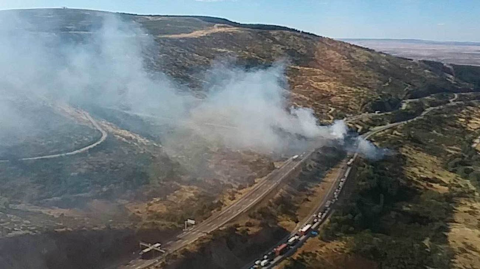 Los bomberos controlan un incendio en la A-1 en Somosierra