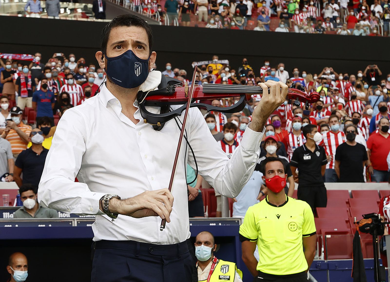 Pablo Navarro, el violinista del Metropolitano