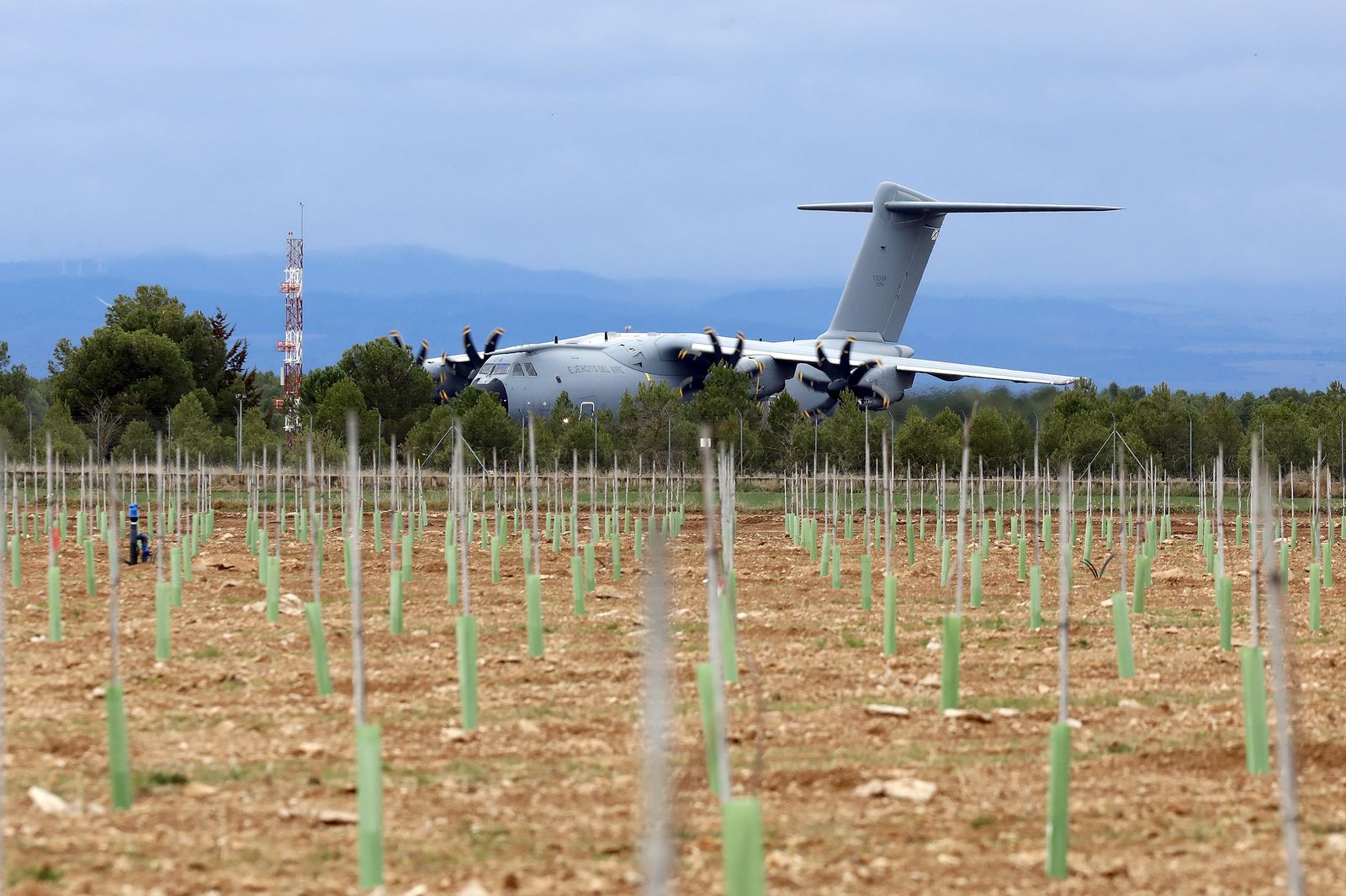 Uno de los aviones del ejército del Aire a su llegada a la base aérea de Los Llanos para recoger el cargamento de armas que enviarán a Ucrania