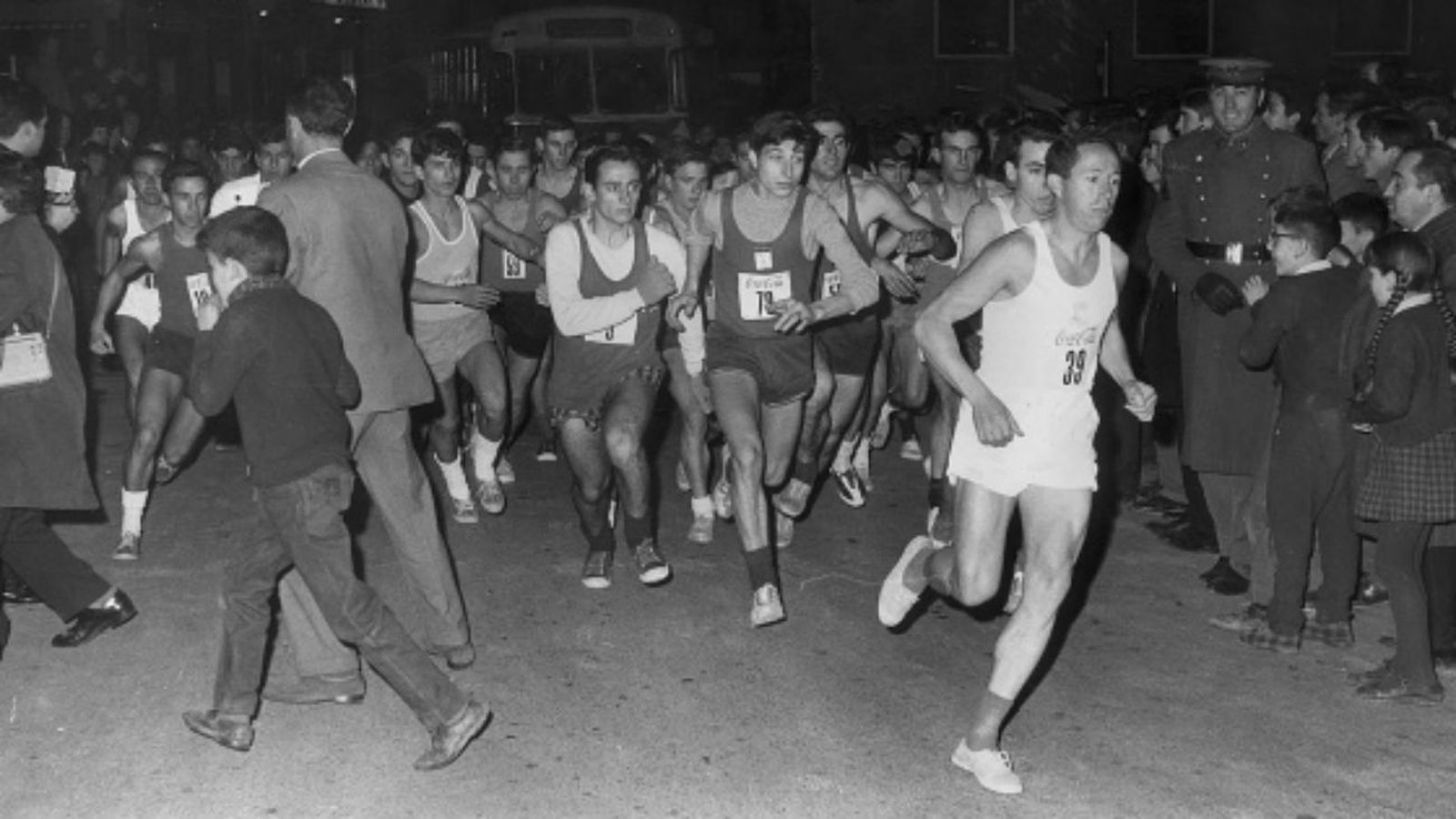 Jesús Hurtado, a la cabeza en la salida de la primera edición de la San Silvestre Vallecana en 1964