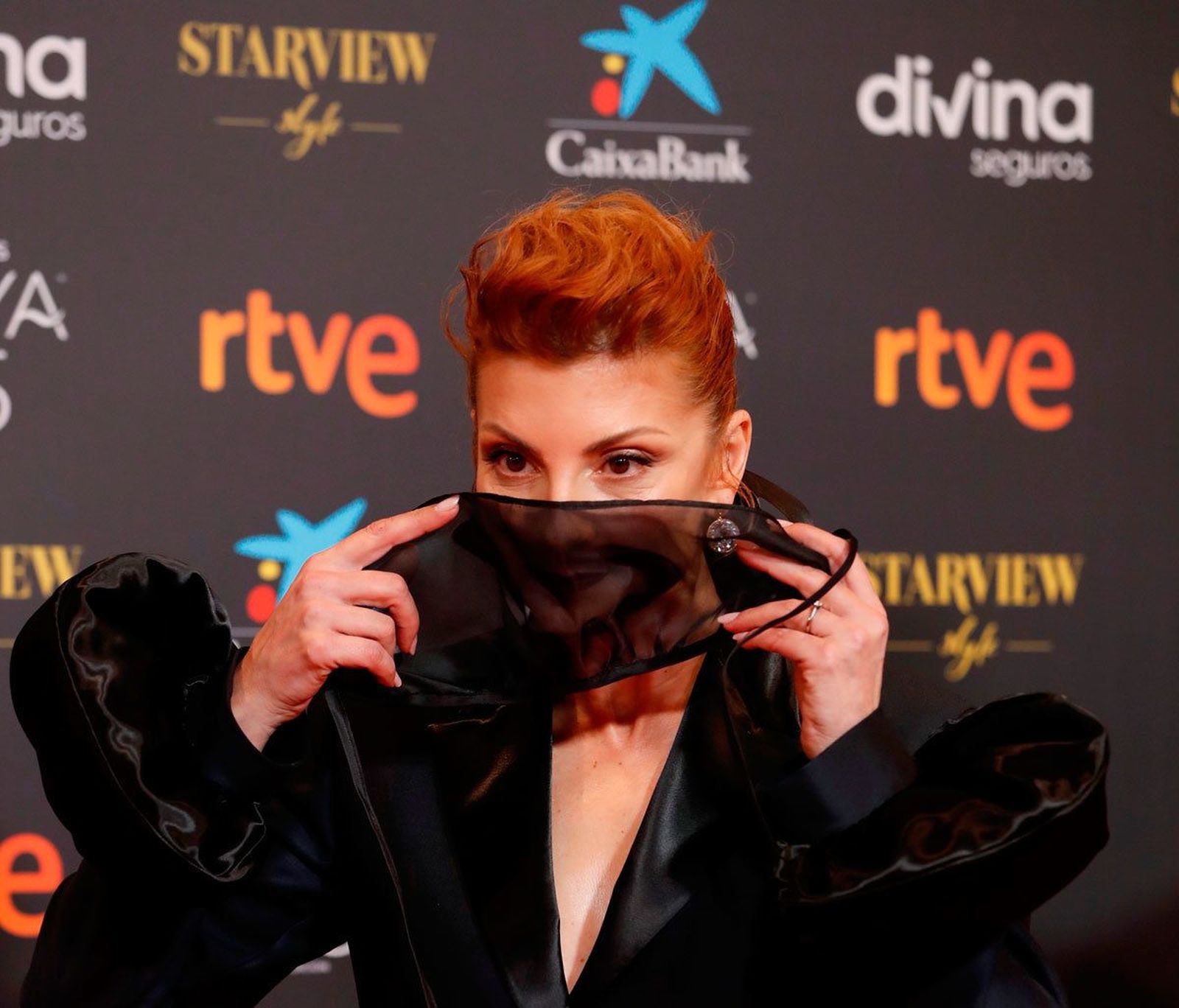 ¿Es segura la mascarilla que lució la actriz Najwa Nimri en los Premios Goya?