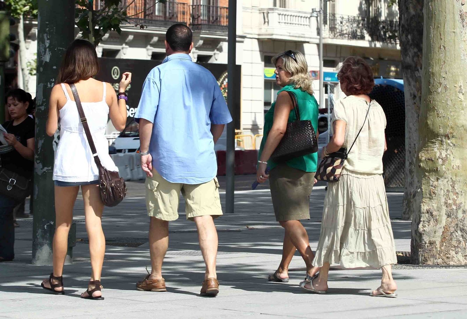 Una familia pasea por una calle de Madrid