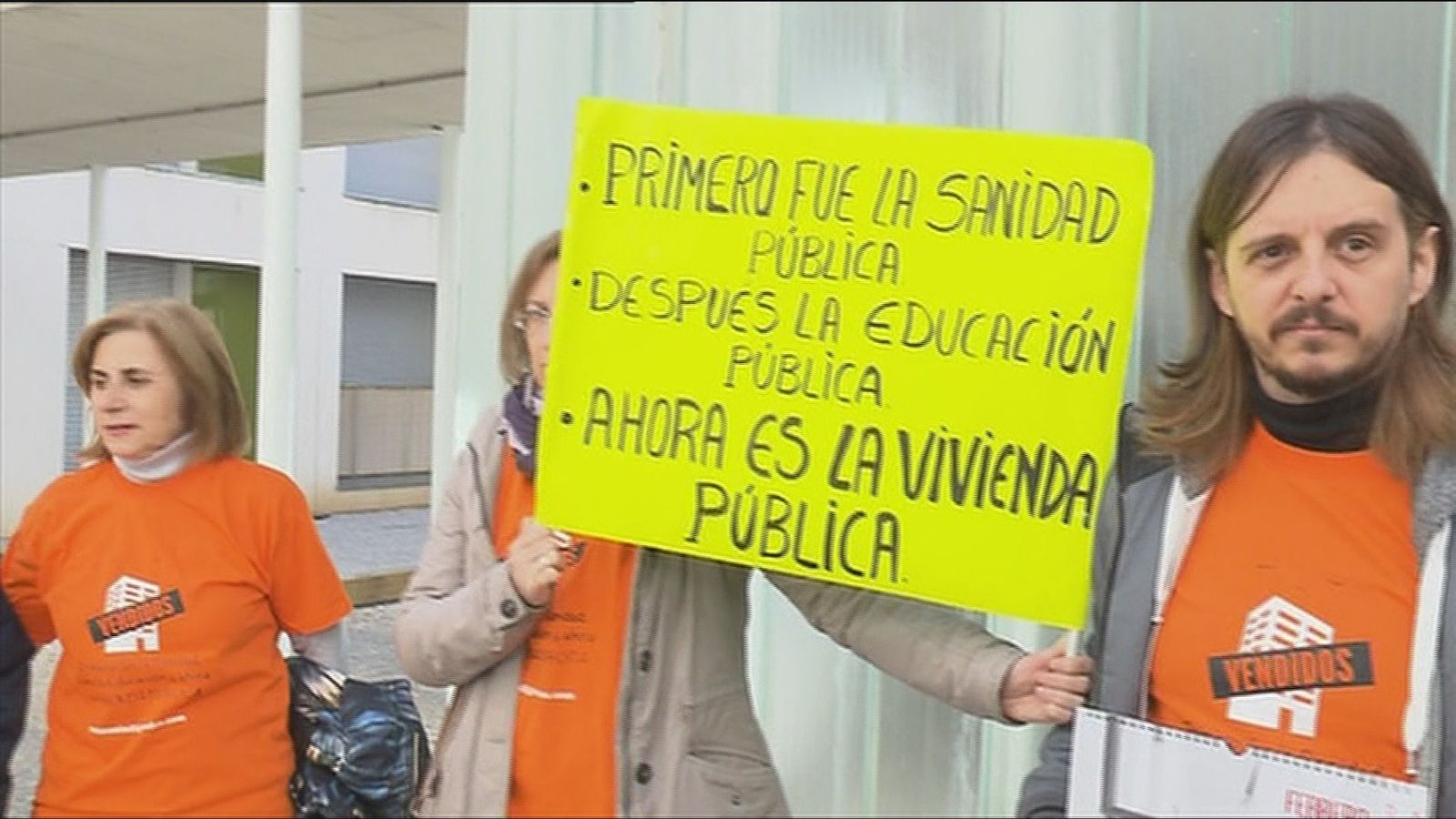 Afectados por la venta de viviendas de la EMVS a un fondo buitre