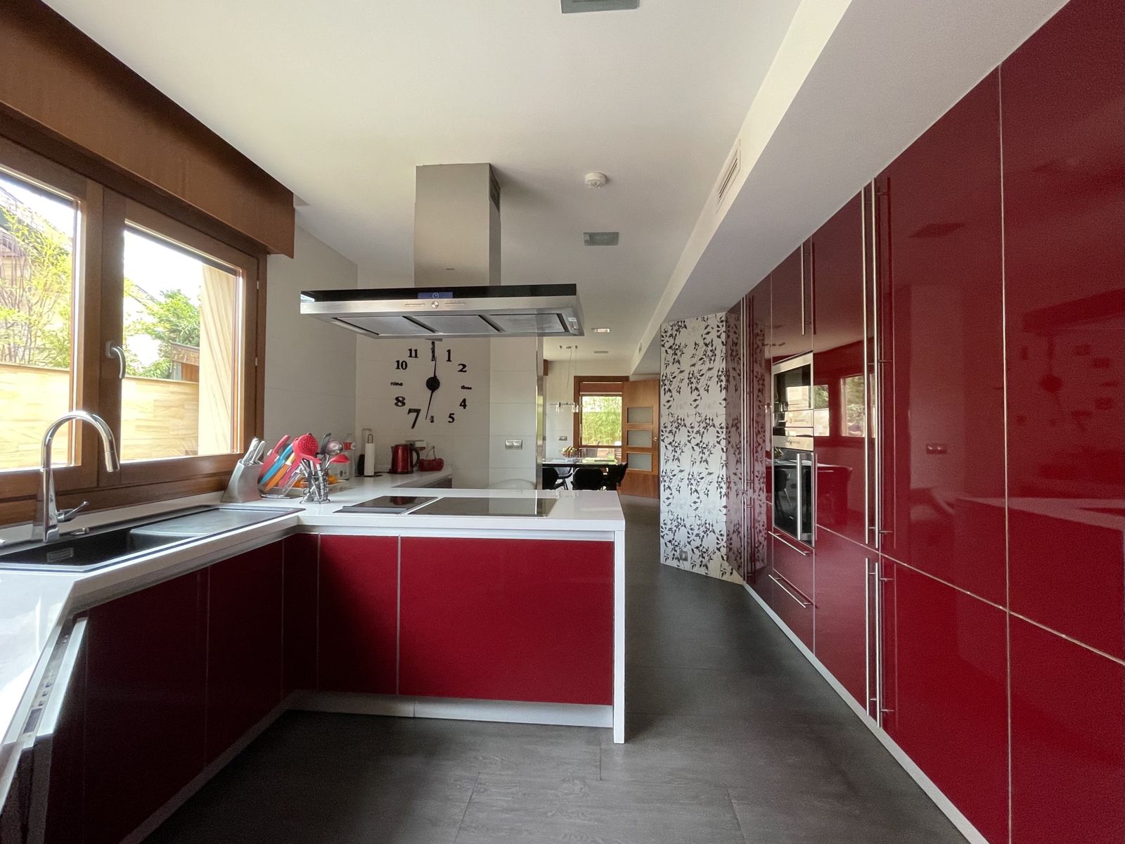 Y aquí tenemos la cocina...